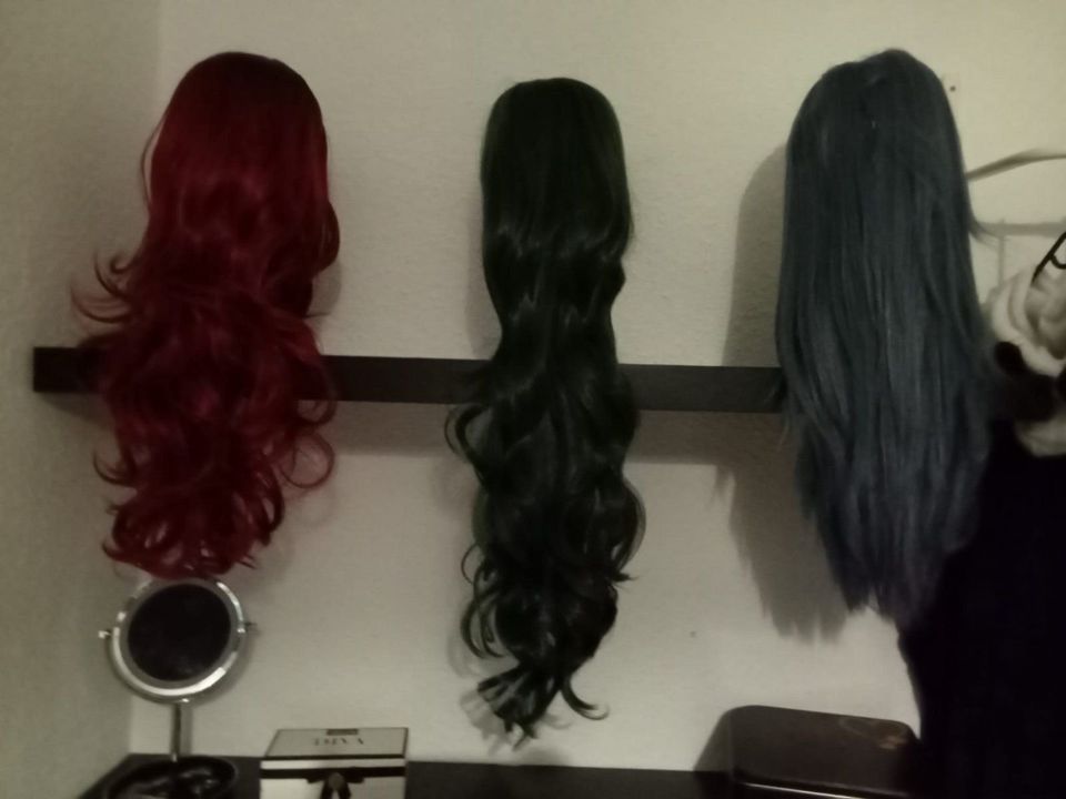 3 Perücken Wig 65cm / 80cm + viel Zubehör - Kostüm Cosplay in Döbeln