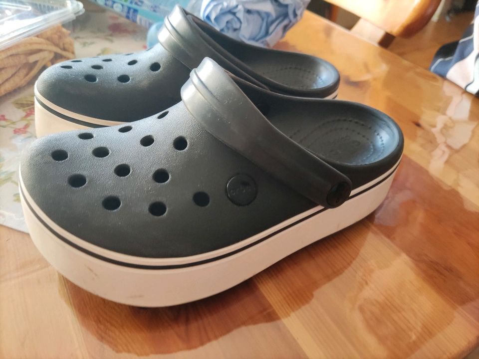 Crocs mit Plateau Damen in Solingen