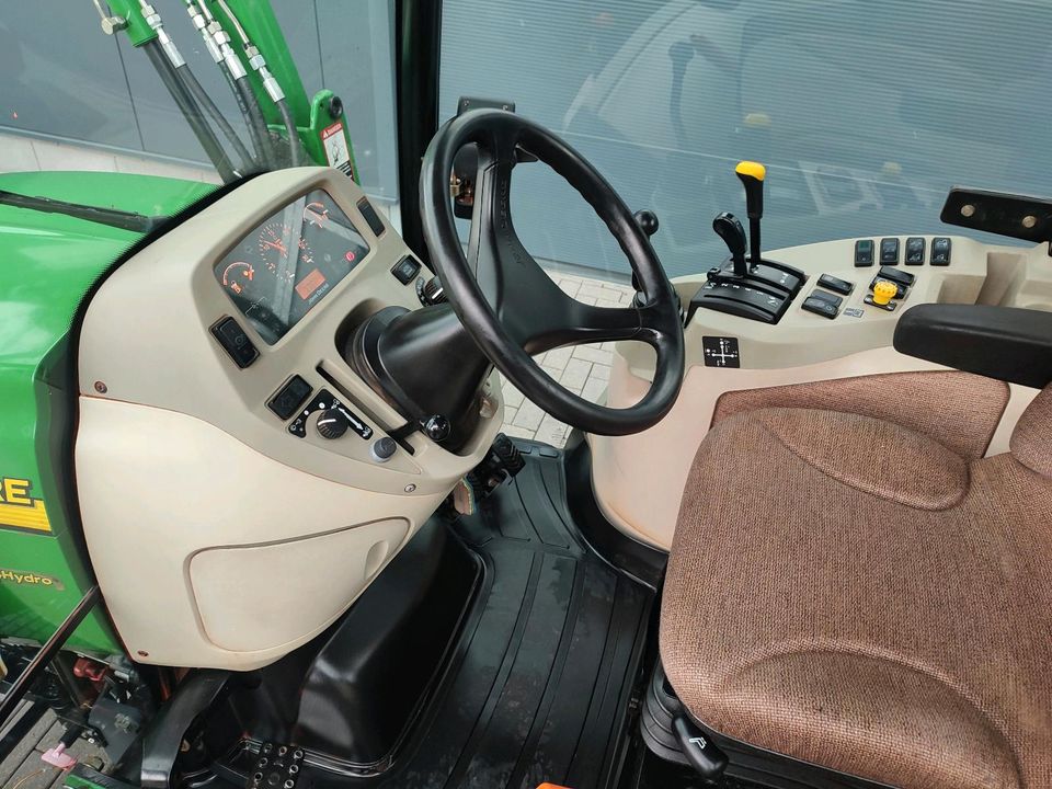 John Deere 3720 Kleintraktor + Heckbagger Gebrauchtfahrzeug TOP in Auderath