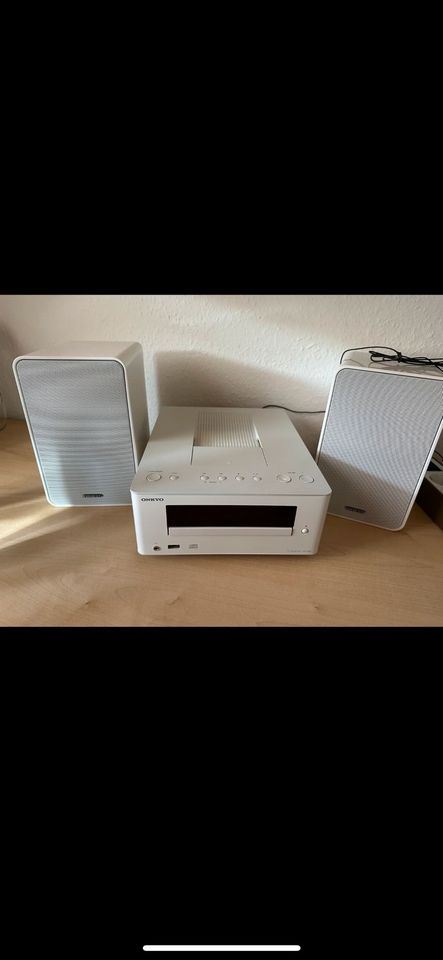 Weiße Onkyo Stereo-Anlage CR-255 mit iPhone /iPod Adapter in Bühlertal