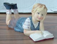 Deko Figur Junge Mädchen blond liegend träumt mit Buch 14 cm lang Nordrhein-Westfalen - Castrop-Rauxel Vorschau