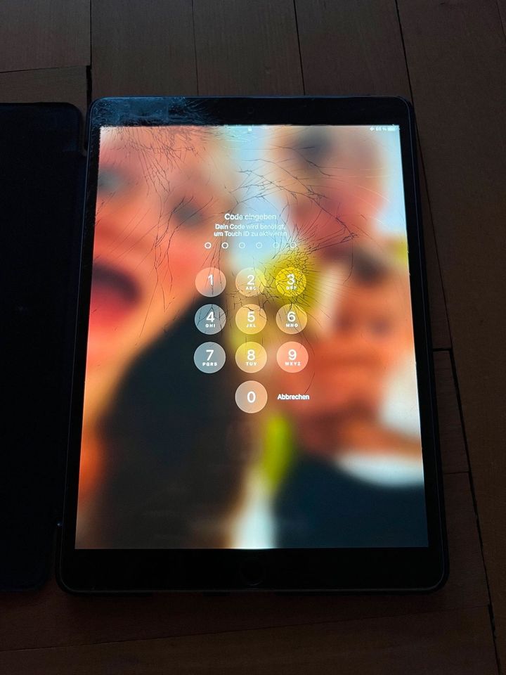 iPad Pro 10,5 Zoll (2017) - 64 GB - WIFI - Display gesprungen in Vaihingen an der Enz