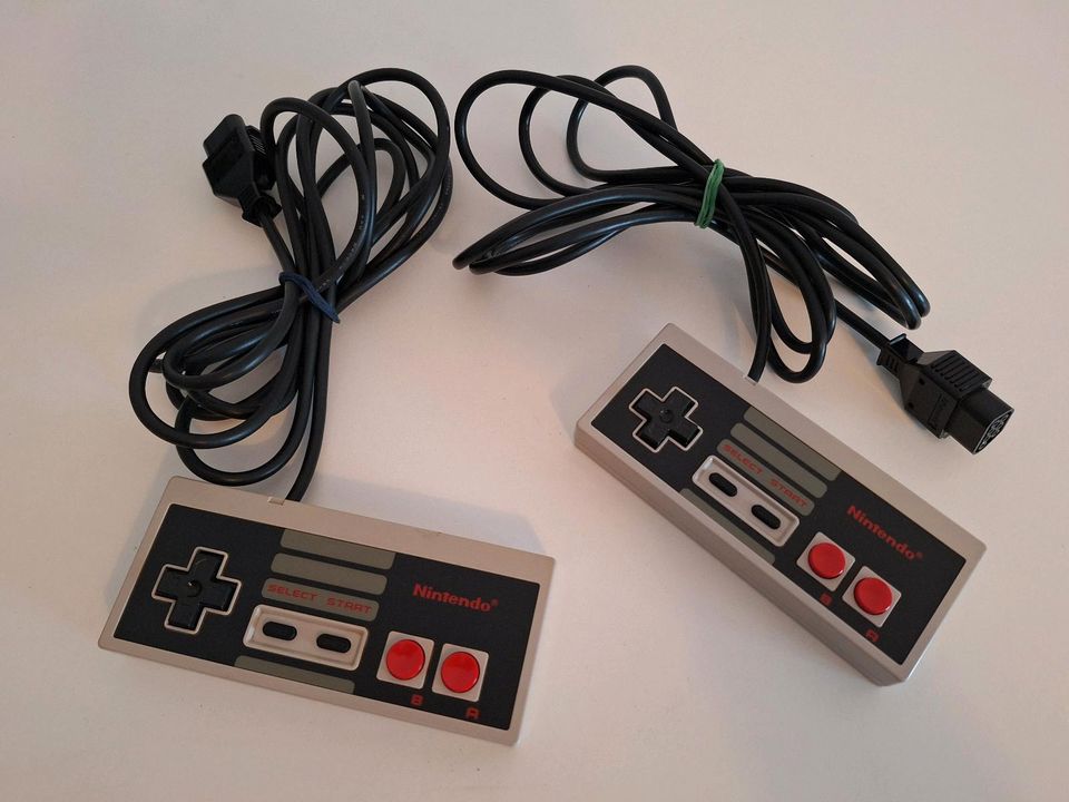 NES Konsole mit 4 Spielen + 2 Controller in Emmendingen