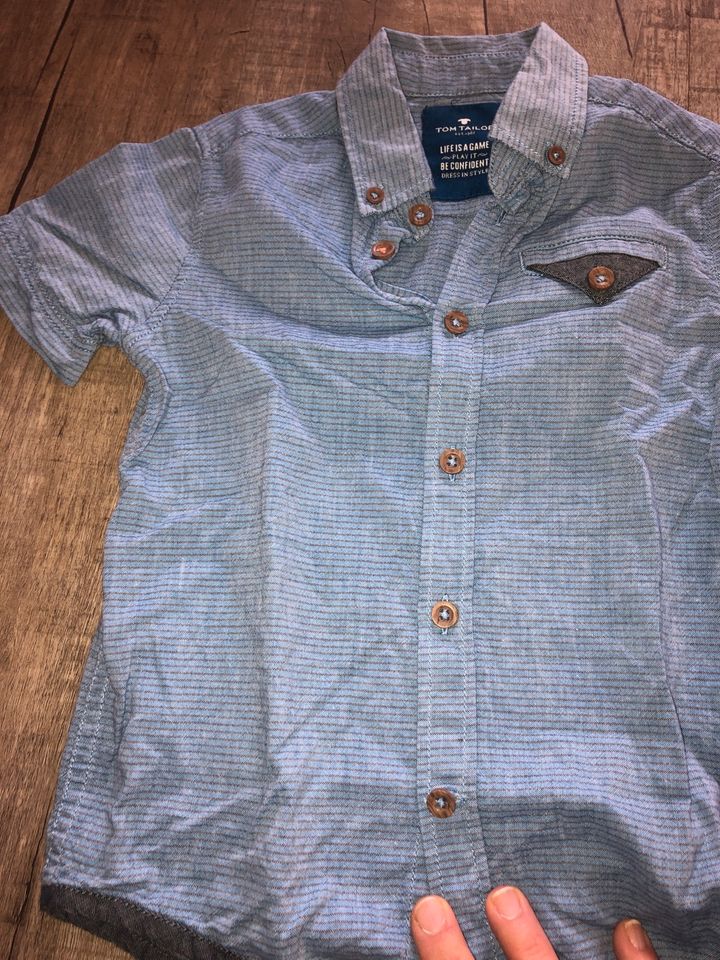 Gr. 92/98, kurzärmliges blaues Hemd von Tom Tailor in Mölln