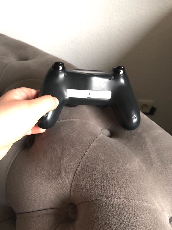 Controller ps4 Farbe schwarz und nur einmal benutzt in Gladbeck