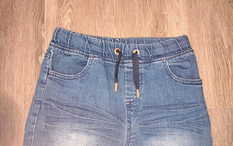 Sommer Shorts Jeans Yigga Größe 140 Jungen Capri Knie Länge in Hürth
