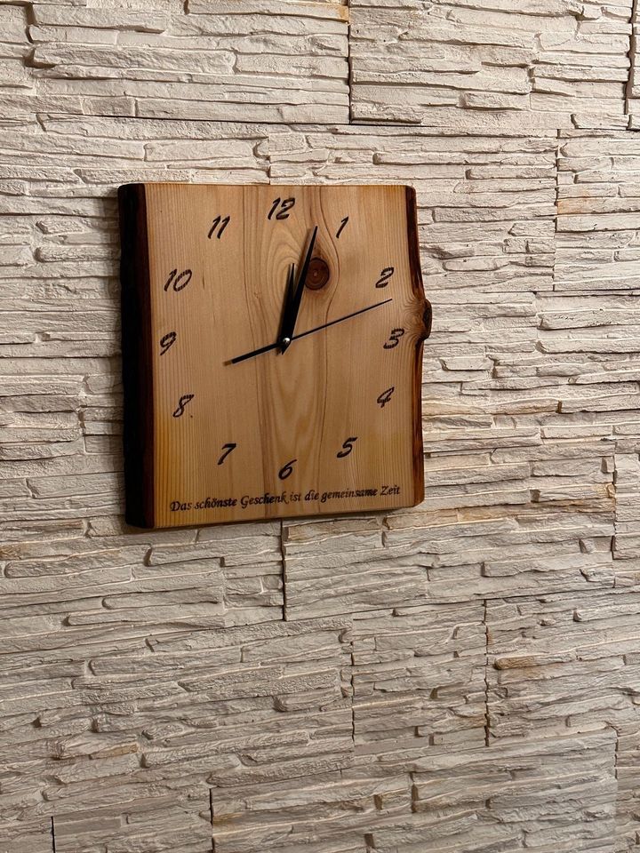 Wanduhr aus Holz mit Baumkante in L oder XL individuell gestaltet in Lagerlechfeld