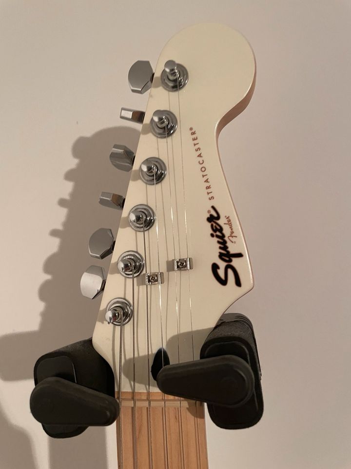 Squier Contemporary Stratocaster HH MN Pearl White by Fender in Tessin