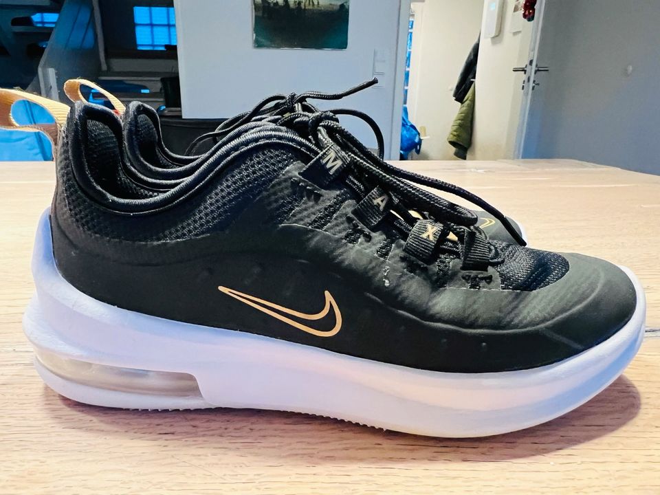 Top: Nike Air Max Axis Gr. 30 Sneakers schwarz gold, Sportschuhe in Hamburg