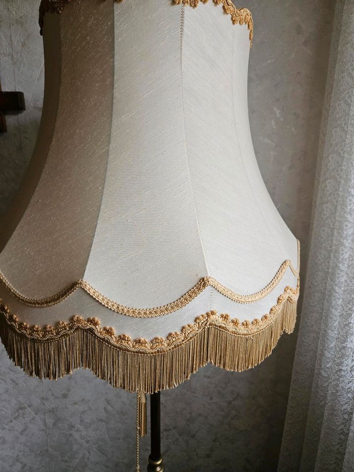 Vintage Stehlampe mit massivem Messing Fuß in Schüttorf