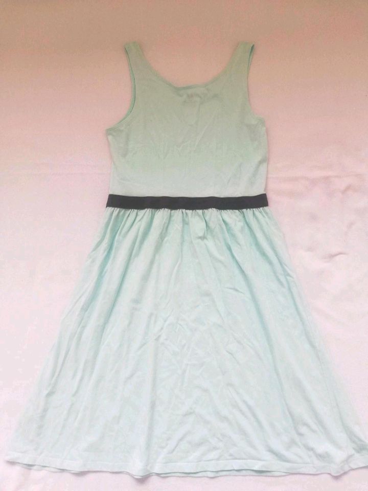 Mintgrünes Kleid für Mädchen von H&M, Gr. 158-164, sehr gut in Idstein