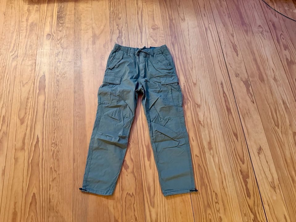 H&M Cargo Hose - oliv/dunkles Grün, Regular fit, Größe M in Sachsenheim