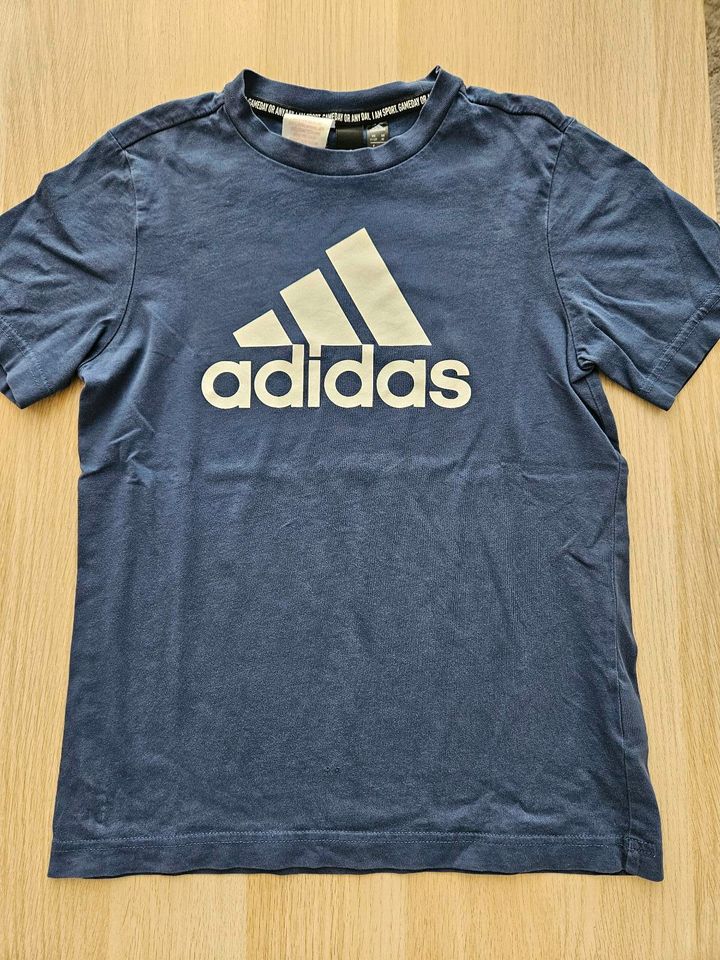 2 adidas T-Shirts Gr. 152 in Schwaig