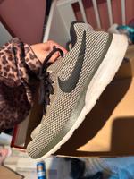 Gut erhaltene Nike Lauf Schuhe in khaki grünem Design Bremen-Mitte - Bahnhofsvorstadt  Vorschau
