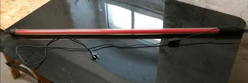 Rote Neonröhre mit Leitungsschalter in Bautzen