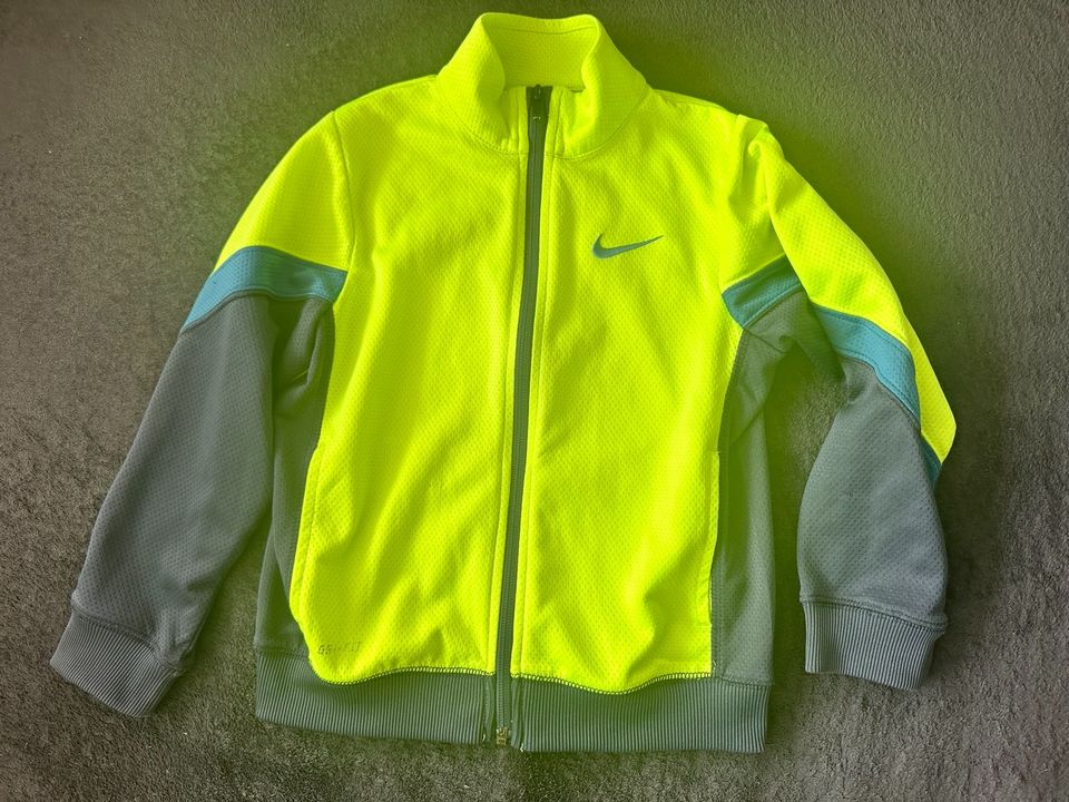 Nike Sportjacke / Joggingjacke Gr. 116 in Renningen