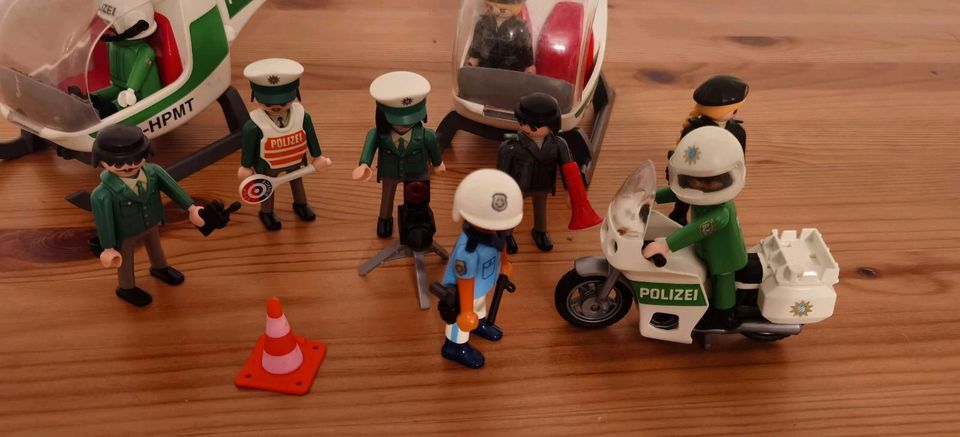 2 Polizeihubschrauber und Motorrad Playmobil in Hamburg