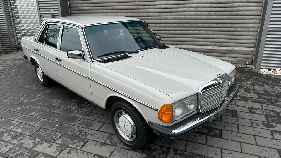 Mercedes-Benz 200 W123 im Topzustand, 2. Hand, Sonderlack ab Werk in Andernach