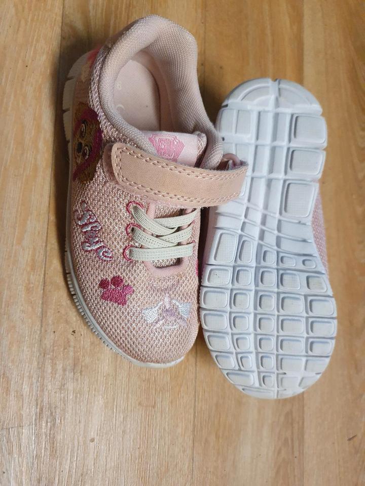 13 Paar Schuhe 27 Paket Crocs Ballerinas Adidas Stiefel Sneaker in Schönebeck (Elbe)
