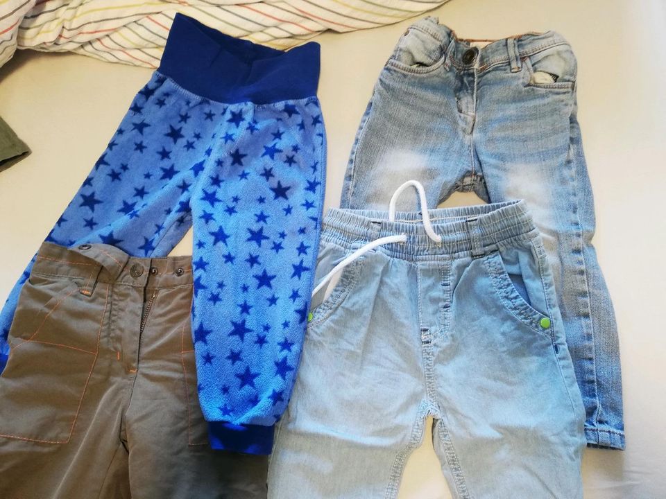 Hosen Jogginghose Bequemhosen Kuschelhosen Jeans 80 86 92 in Horrweiler