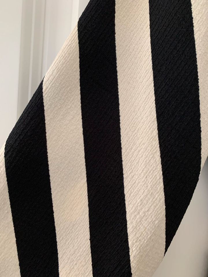 Luftiges Kleid H&M Neu Gr. M schwarz/weiß in Rastede