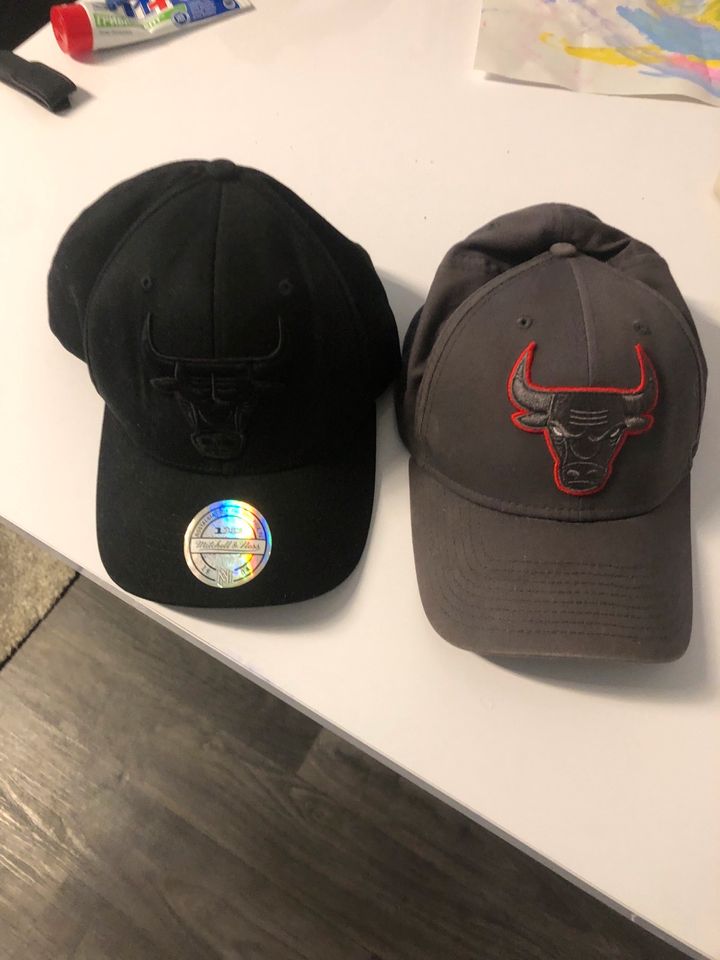 Zwei Chicago Bulls Caps in Schwalmstadt