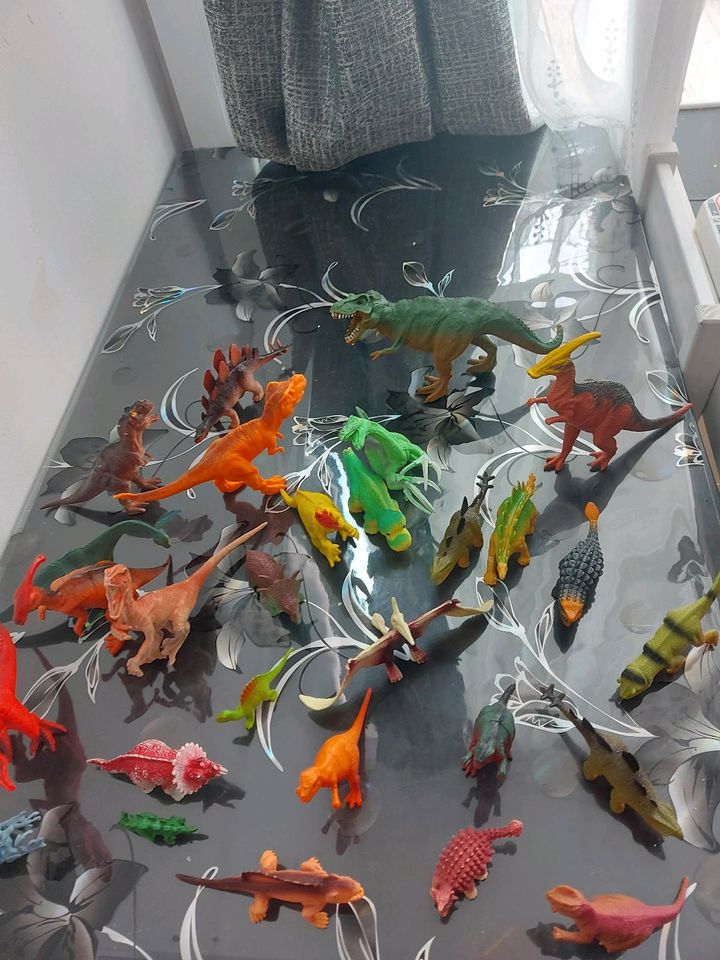 Xxl Dinosaurier Set / große Dinos Duschungel Neuwertig Spielzeug in Berlin