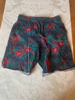 H&M Shorts kurze Hose Gr. xs 164 dunkel blau rot bunt mit Blumen Ludwigsvorstadt-Isarvorstadt - Isarvorstadt Vorschau