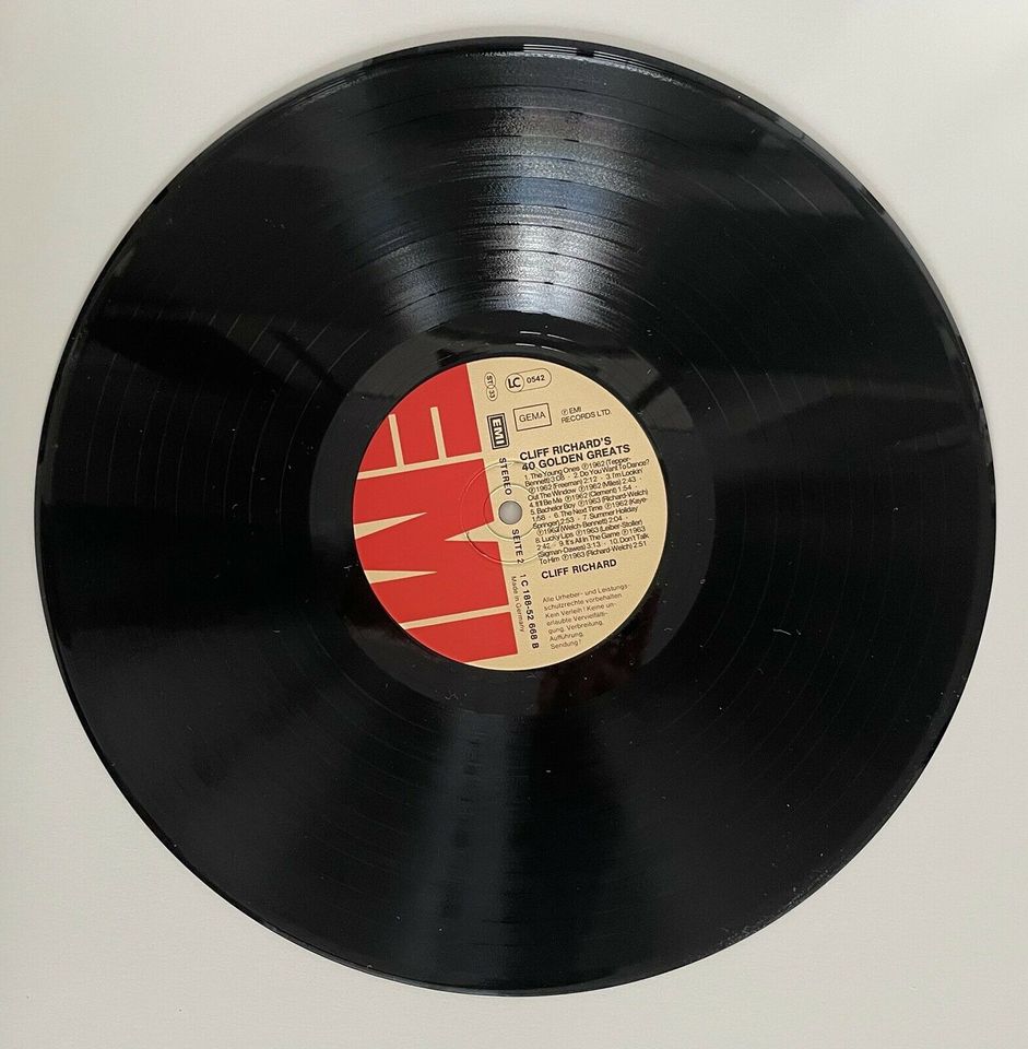 Cliff Richard Double Album Set - 40 Golden Greats in Minden