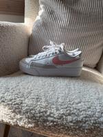Nike Schuhe Damen sneaker weiß rosa 38 Nordrhein-Westfalen - Kempen Vorschau