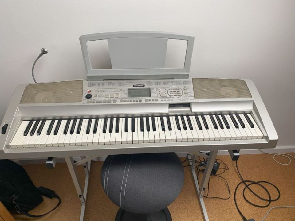 Keyboard Yamaha DGX300 in Geilenkirchen