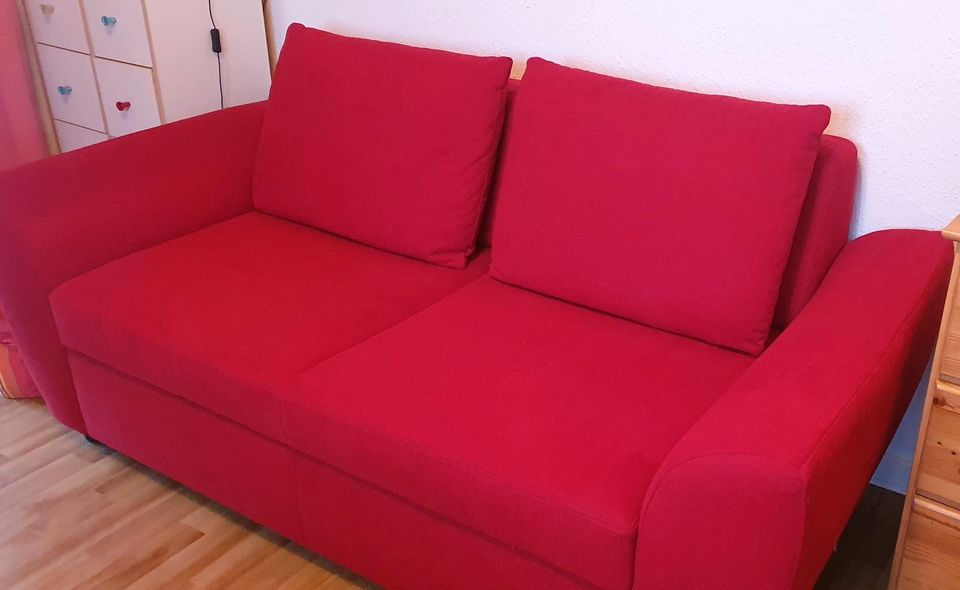 Schlafsofa in Rot - Farbe erinnert an Rote Rosen in Kiel