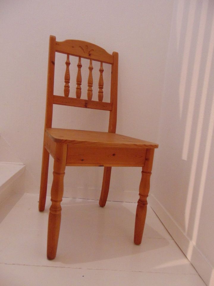 1 sehr schöner Stuhl aus massivem Kiefernholz in Hohenhameln