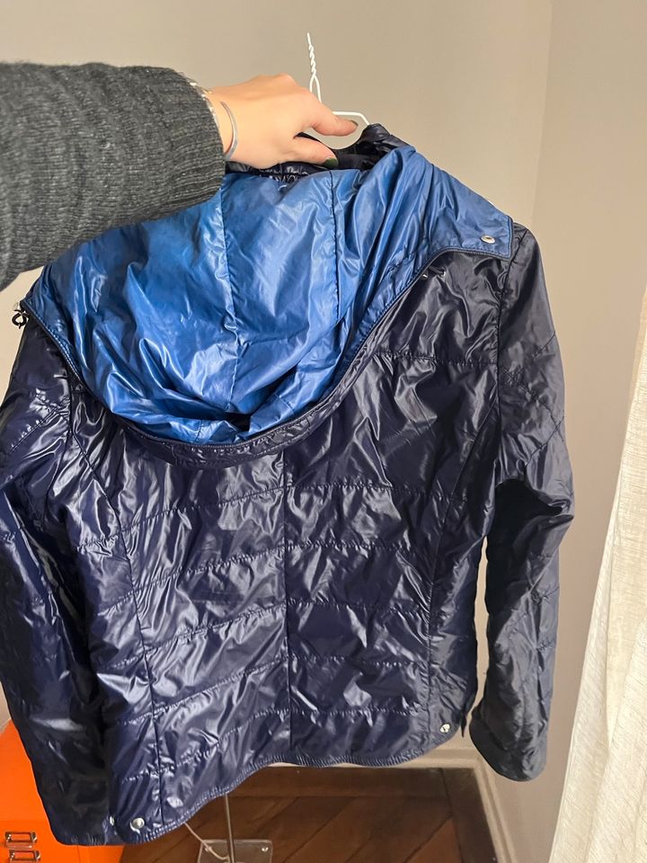 Blaue Regenjacke von MONCLER in München