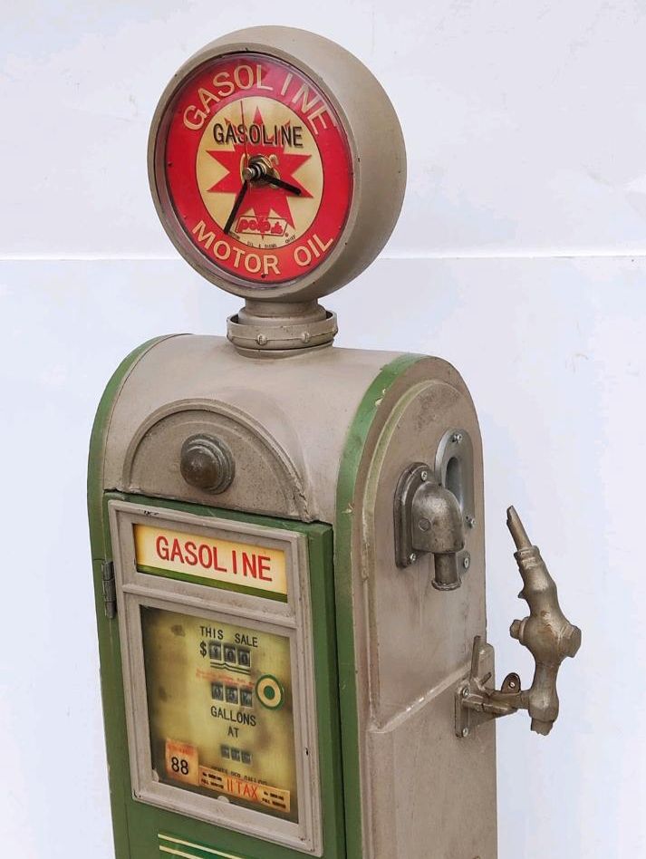 "Gasoline Tanksäule" Regal mit Uhr in Köln