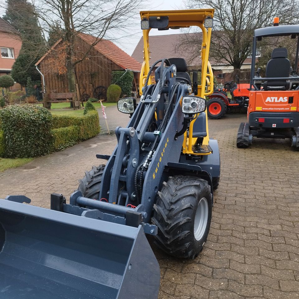 Eurotrac W11 INDUSTRIE RADLADER - Inkl. Schutzkabine & Industriebereifung - 1100kg Hubkraft - 950kg Kipplast - 255cm Hubhöhe - Vielseitiges Nutzfahrzeug für Landwirtschaft Bauwesen Hofbetriebe in Heemsen