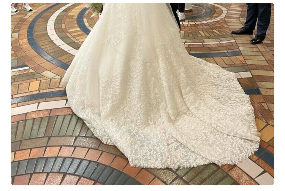 Brautkleid mit Spitze und feinen Perlen (Türkei Kleid) in München