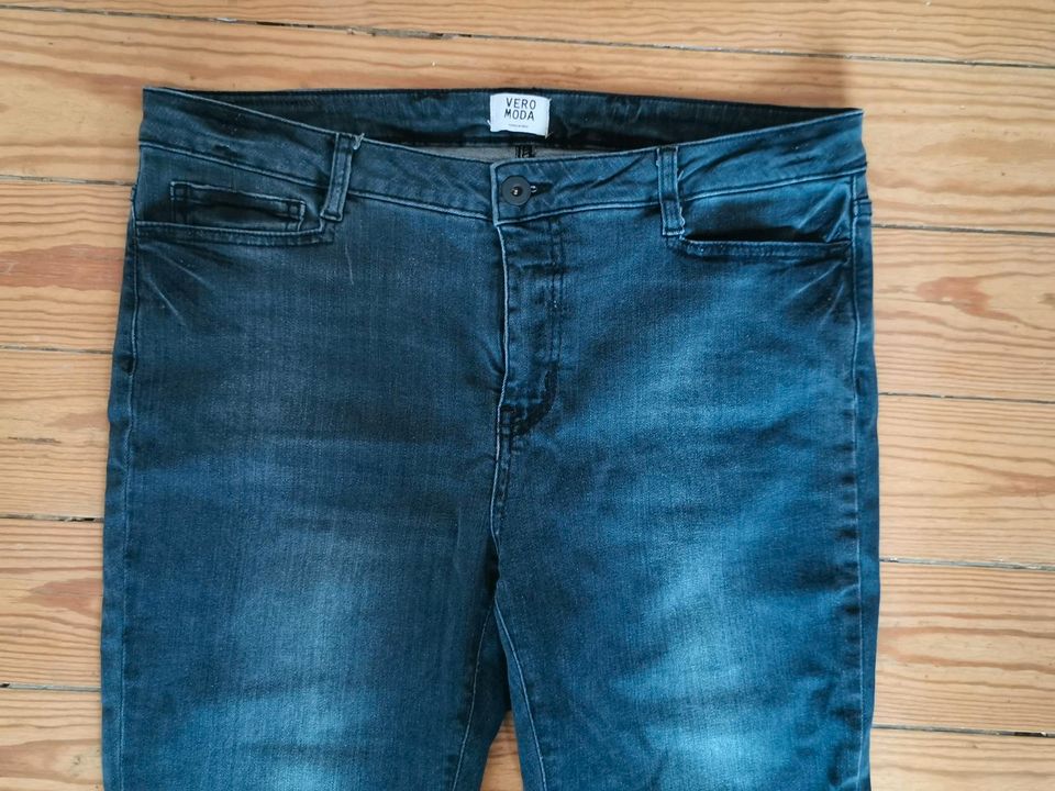 Jeans von Vero Moda, grau/blau Gr 34/32 in Nierstein