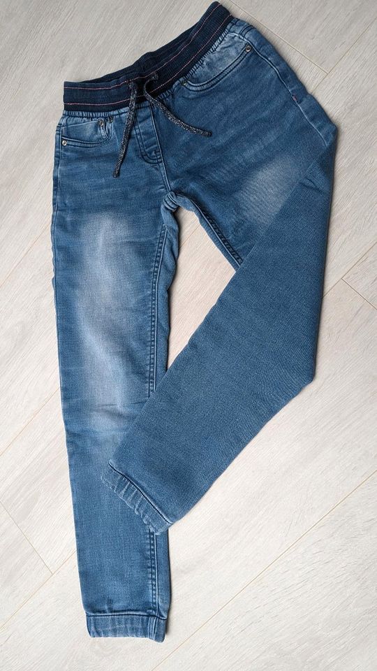 Jeans in Größe 146 in Burgdorf