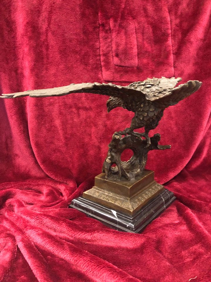 Bronzefigur fliegender Adler Bronze Skulptur Signatur Milo in Centrum