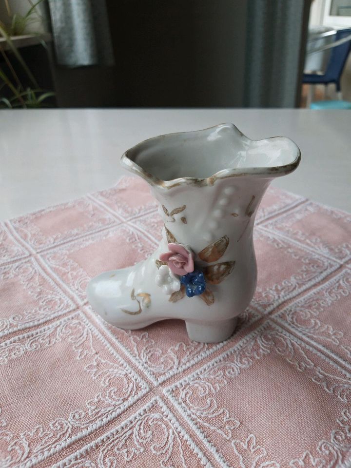 Porzellanschuh Stiefel aufgesetzte Blüten, Vase antik in Salem