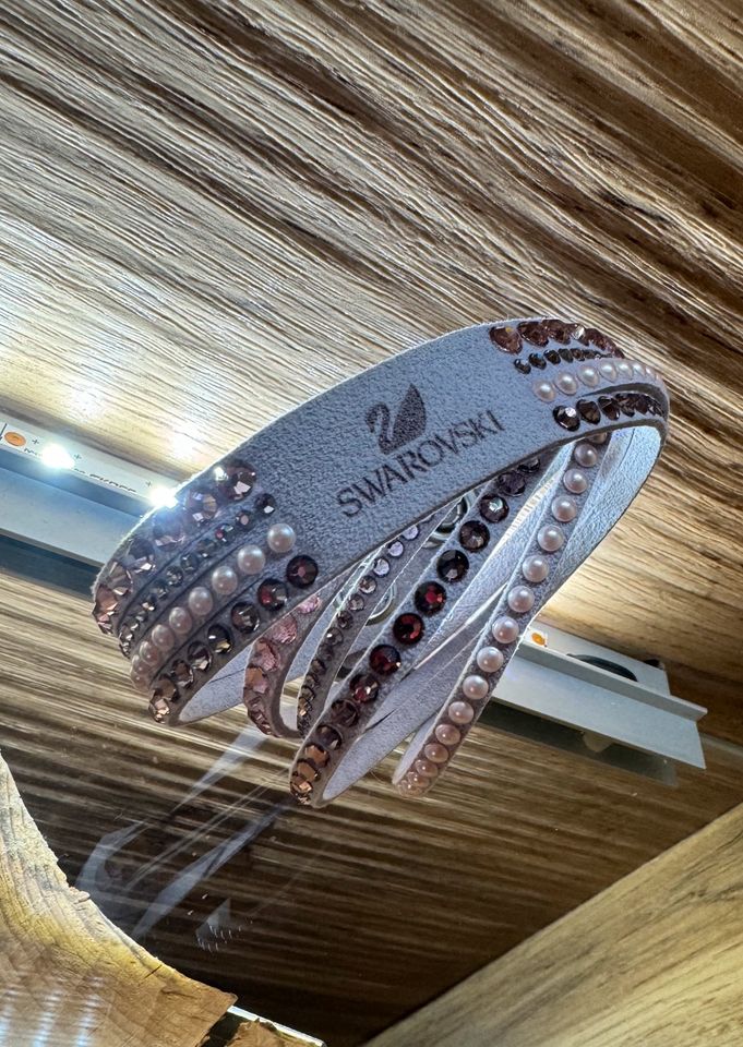 Swarovski Armband neuwertig Leder lila in Dresden