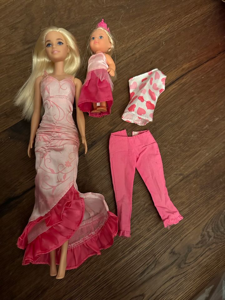 Barbie mit Kind und Wechselkleidung in Rauschenberg