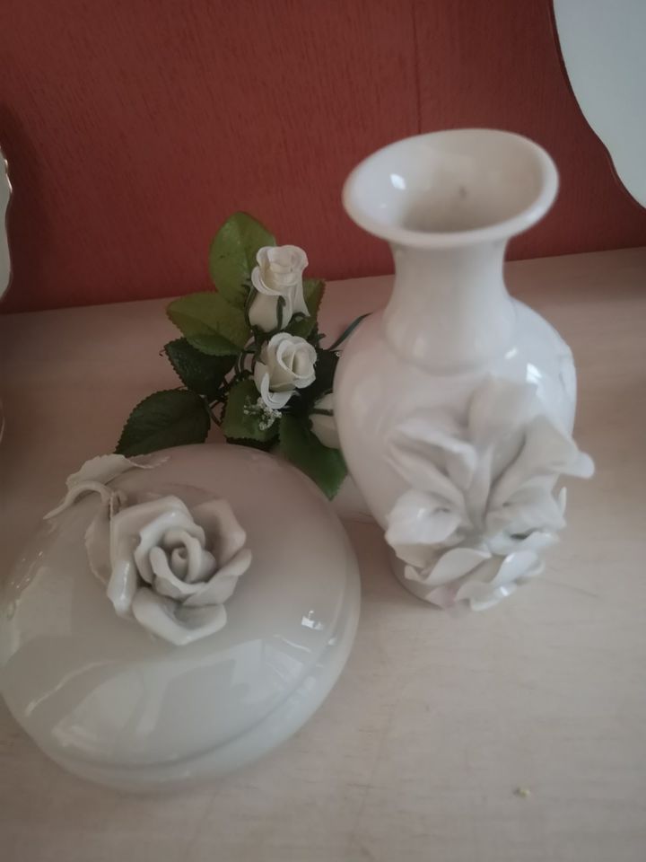 Porzellan Dose und Vase mit Rosenrelief in Kloster Lehnin
