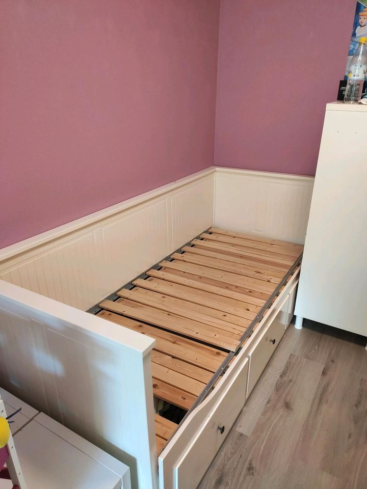 Kinderbett von Ikea Hemnes in Hanau