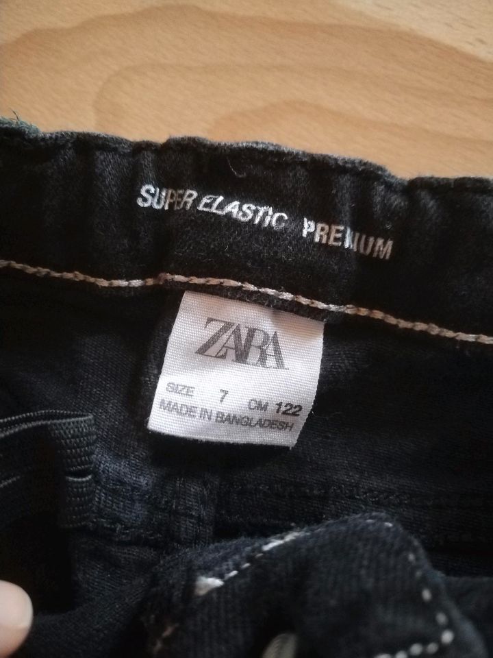 Schwarze Jeans von Zara Größe 122 in Bobenheim-Roxheim