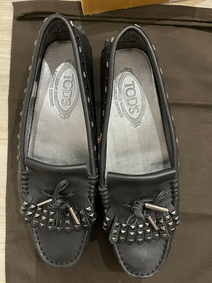 TODS stylische Slipper in schwarz mit Nieten Gr. 35 NP 398€ in Krefeld