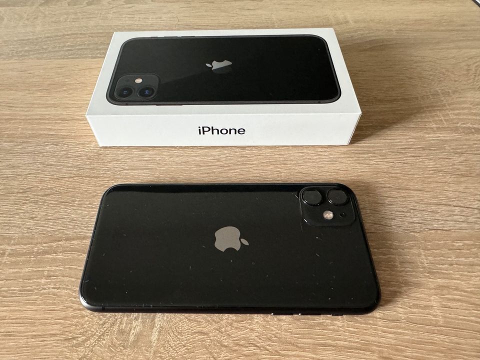 Apple IPhone 11 schwarz, 64 GB, inkl. OVP und Hüllen in Chemnitz