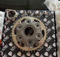 Ducati streetfighter v4 Kettenrad Kettenradträger Komplet Set OEM Hannover - Mitte Vorschau