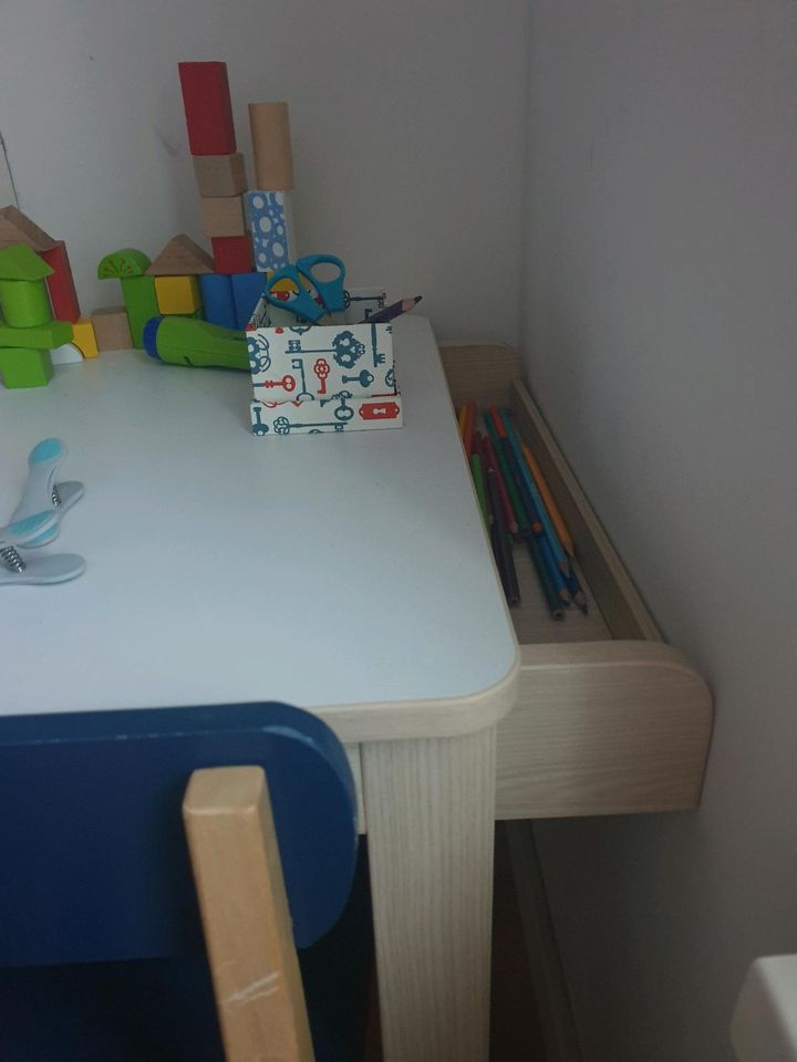 Kindertisch + 2 Kinderstuhle, Montessori mit Bücherregal in Berlin